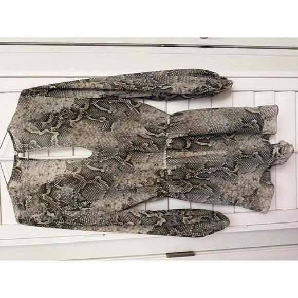 Show Me Your Mumu gray snakeskin print romper size Small - Picture 6 of 8